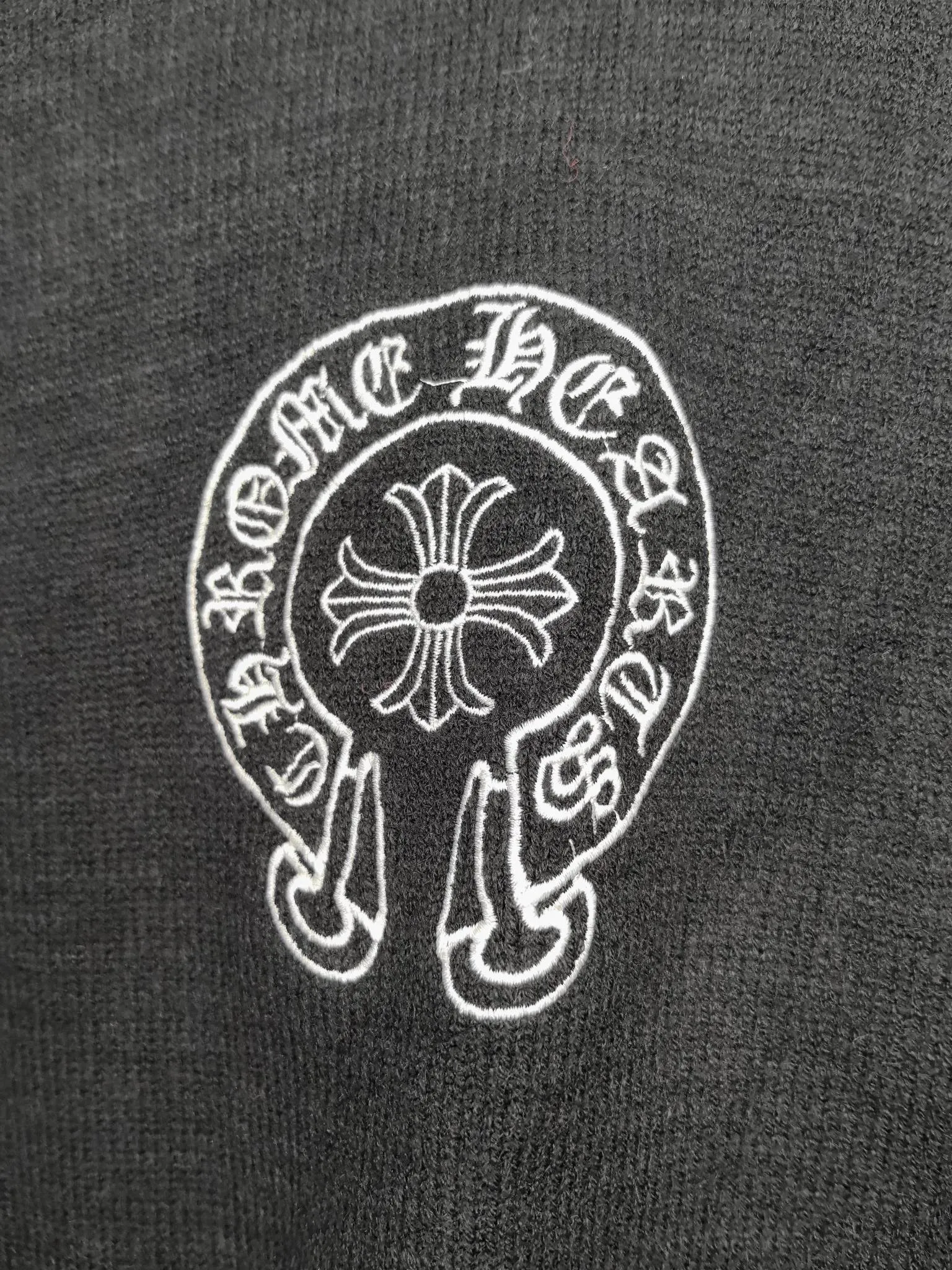 P360 Chrome Hearts 2025 new Sanskrit cross-flower knitted pullover in autumn and winter. The fabric is made of pure cotton wool. It has a delicate and soft touch. The texture is breathable. It is matched with 1x1 thread in the same cylinder. The collar thread is a pure cotton zipper thread. The back is made of imported embroidery machine and is not easy to fall off. It is super delicate. It is like a ceiling. The hangtags are all developed and customized according to the original version. It adopts a box-cut design, which is more simple and loose, and also hides meat and skinny products. The product is extremely difficult. Extremely white and youthful, suitable for both men and women. It is an indispensable simple item in autumn. Positioned tailoring. Oversize. Loose fit. Full of details. Customized matching accessories. Leather embossed craftsmanship. The style is rock and roll retro. The workmanship and texture are first-class. The three labels are consistent. The packaging bag has a logo. It is tall and can be worn by both men and women.